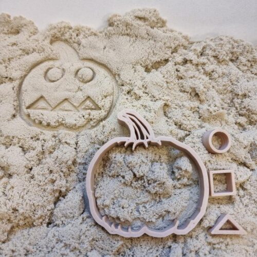 Grennn pompoen uitsteker in zand