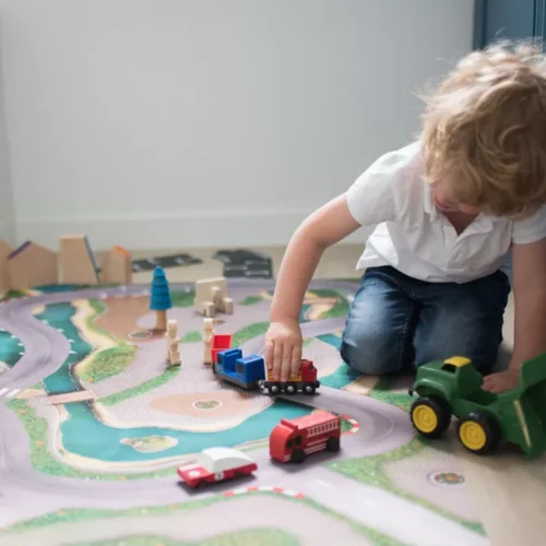Kind speelt op Speelkleed racebaan van Carpeto