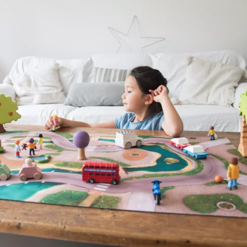 Meisje speelt op Speelkleed racebaan van Carpeto