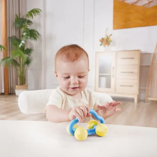Baby met Hape rammel rol speelgoedauto