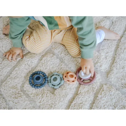 Kind met Jellystone Designs Stapelaar bijtspeelgoed aarde 2