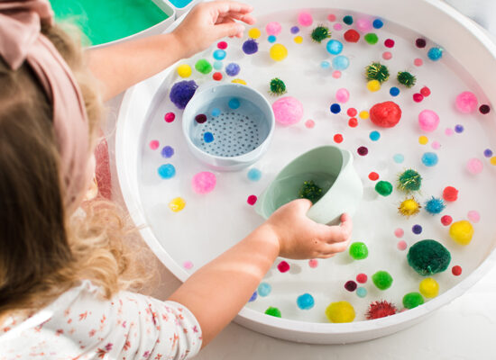 Kind speelt met inspire my play bakjes en zeef