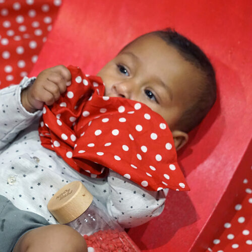 Baby met Petit Boum mijn eerste sensorische fles