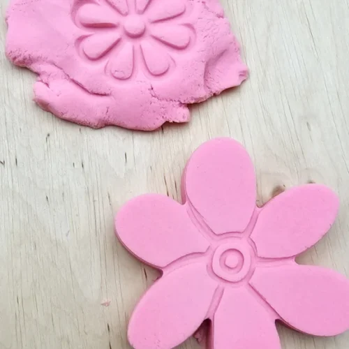 Bloem van Roze kinetisch zand van SensoryFun
