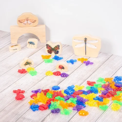 Doorzichtige kleuren insecten met ander speelgoed