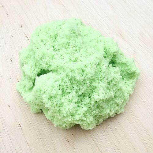 Groen kinetisch zand van SensoryFun close up