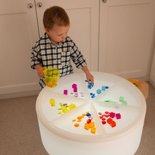 Kind bij TickiT sensorische lichttafel