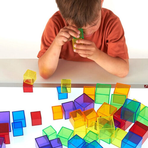 Kind met Doorzichtig gekleurde blokjes van TickiT