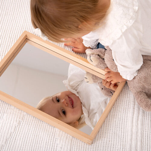Kind met Houten speelbak met spiegel van TickiT
