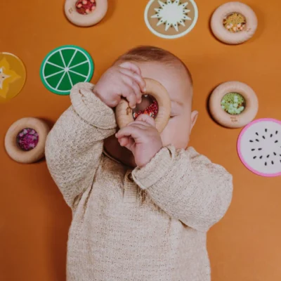Kind met Petit Boum Sensorische Donut Watermeloen