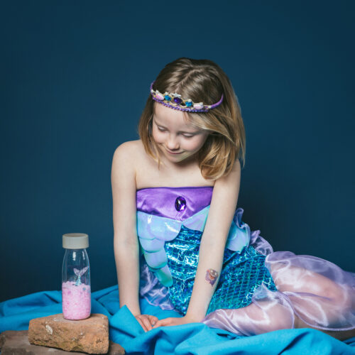 Kind met Petit Boum sensorische fles zeemeermin