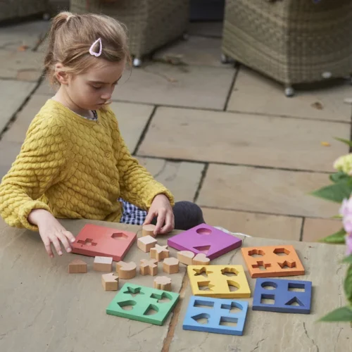Kind met TickiT Houten Vormenpuzzel