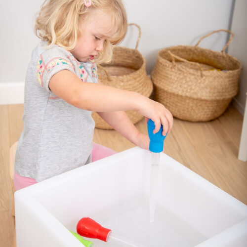 Kind speelt in TickiT sensorische licht en watertafel VIERKANT