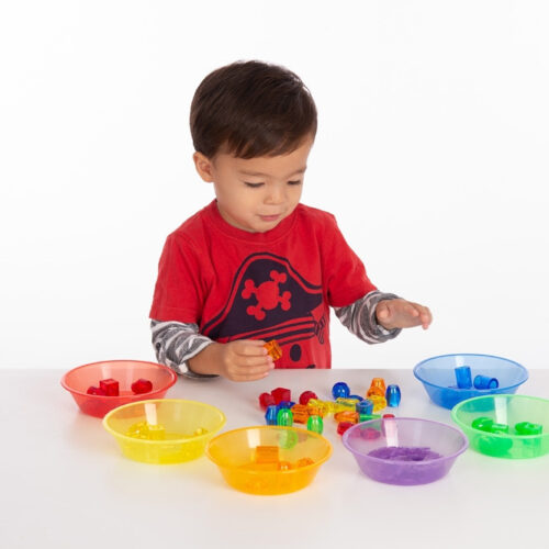 Kind speelt met Doorzichtig gekleurde bakjes van TickiT