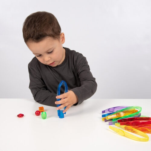 Kind speelt met Grote pincetten van TickiT