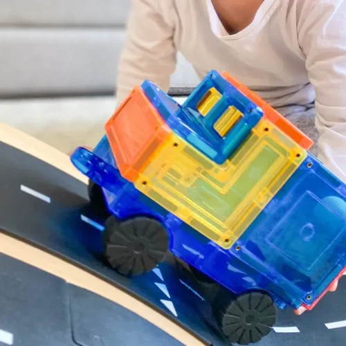 Kind speelt met Magnetische tegels auto