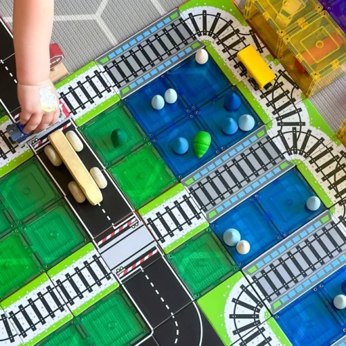 Kind speelt met Magnetische tegeltoppers treindelen