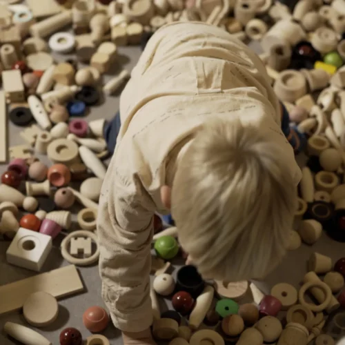Kind speelt met Milaniwood loose parts 2