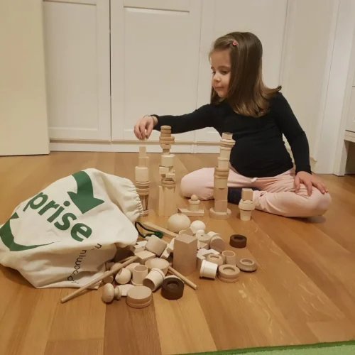 Kind speelt met Milaniwood loose parts