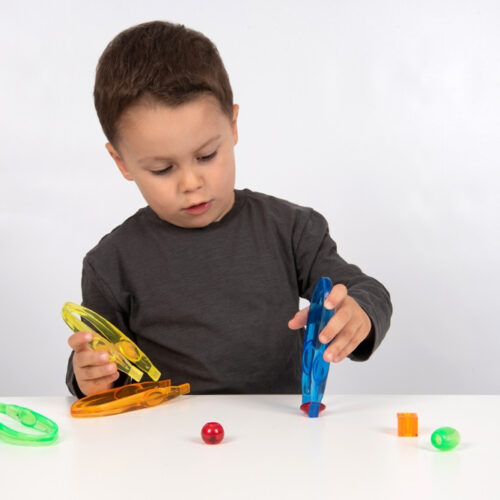 Kind speelt met gekleurde pincetten van TickiT