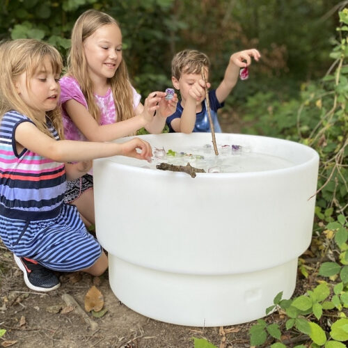 Kinderen buiten met TickiT sensorische lichttafel