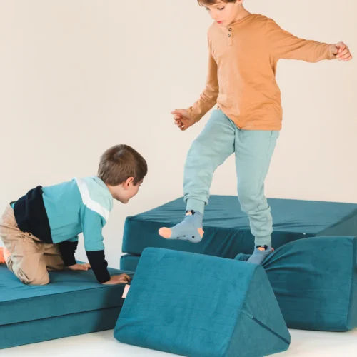Kinderen klimmen op speel sofa