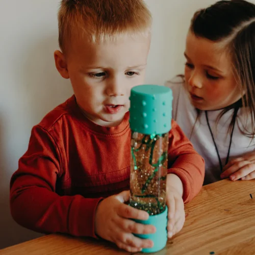 Kinderen met Jellystone Designs Sensorische Fles 2