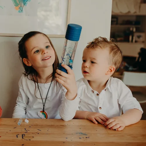 Kinderen met Jellystone Designs Sensorische Fles