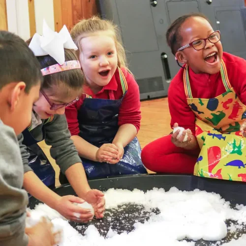 Kinderen met Zimpli Kids DIY nep sneeuw