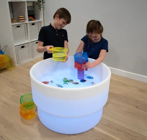 Kinderen spelen met TickiT sensorische licht en watertafel