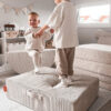 Kinderen springen op Springkussen Koord creme beige