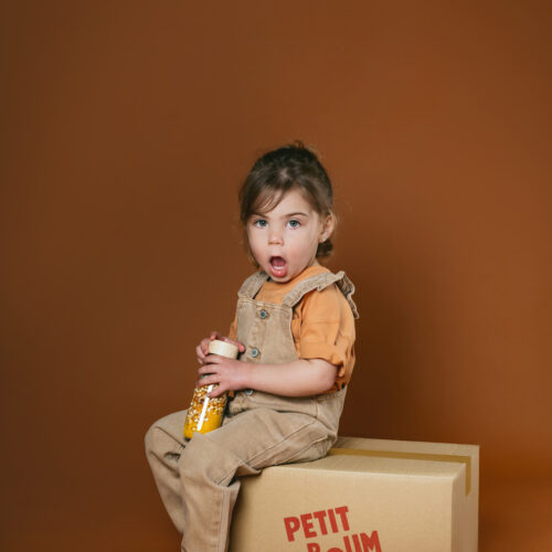 Kindje met Petit Boum sensorische fles boerderij