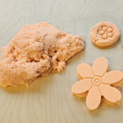 Oranje kinetisch zand van SensoryFun 4