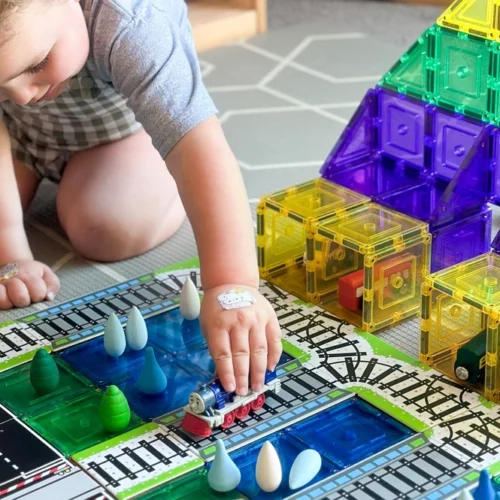 Spel met Magnetische tegeltoppers treindelen